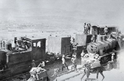 Eisenbahnlokomotiven mit Versorgungskamelen in Mesopotamien während des Ersten Weltkriegs, aus einem Album von Lt. Kindom von English Photographer